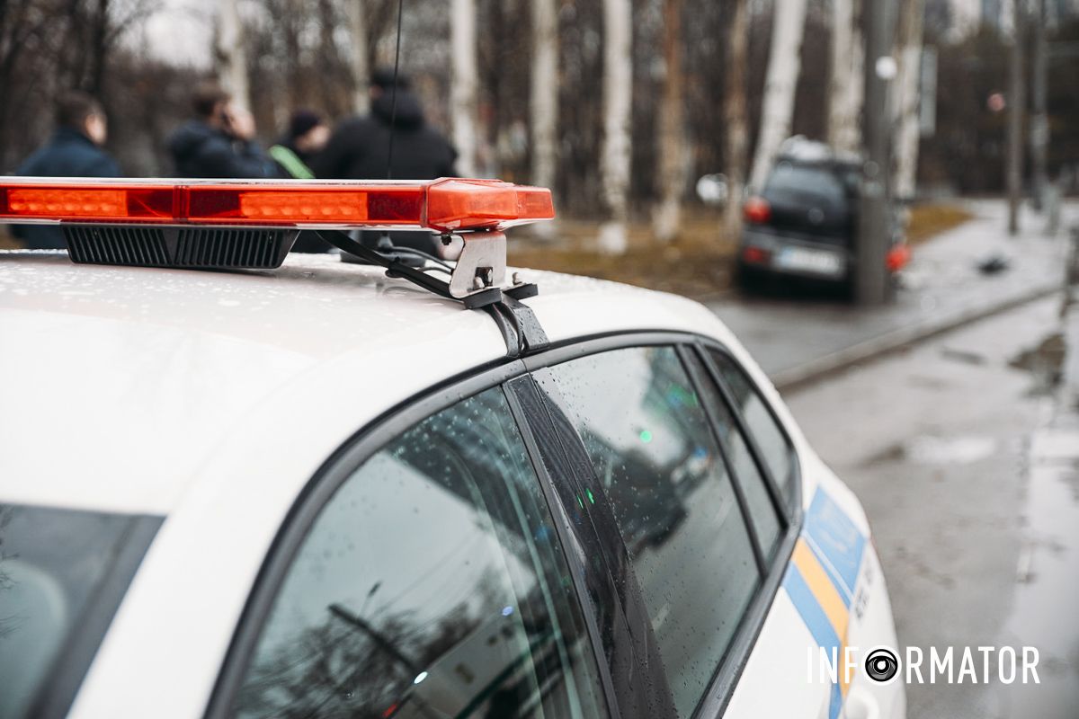 В Днепре на Набережной Победы Mitsubishi влетел в дерево: на месте работают медики и полицейские 14