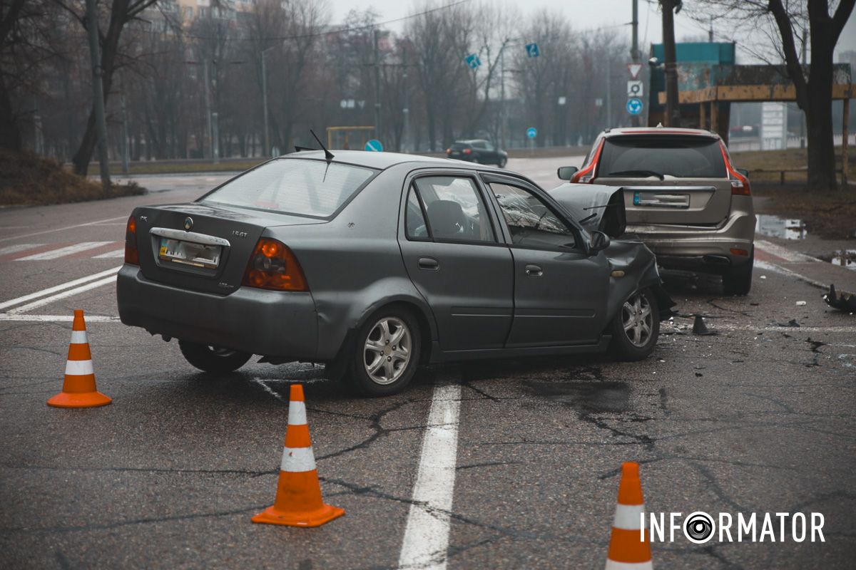 У Дніпрі навпроти АЗС "Юкон" на Запорізькому шосе Geely влетів у Volvo: рух ускладнено 10