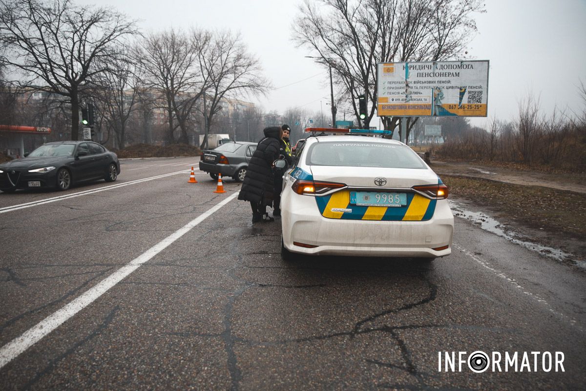 У Дніпрі навпроти АЗС "Юкон" на Запорізькому шосе Geely влетів у Volvo: рух ускладнено 9