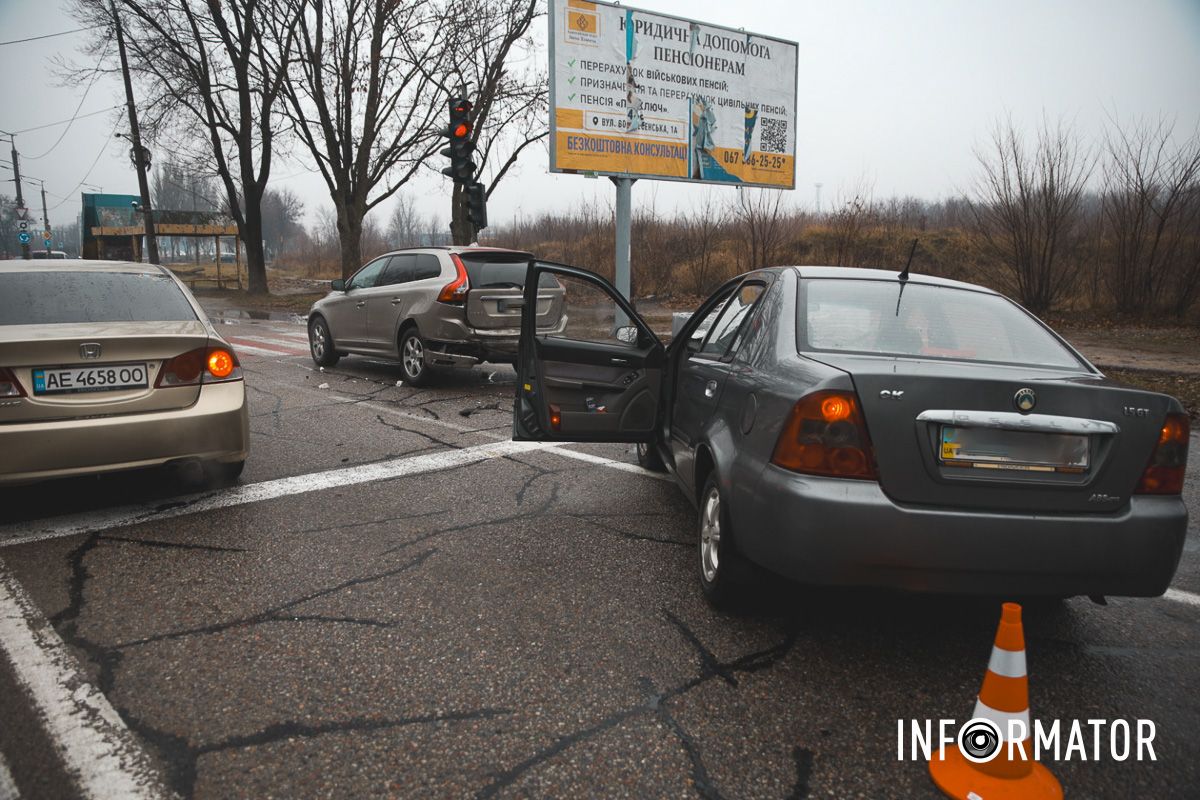 У Дніпрі навпроти АЗС "Юкон" на Запорізькому шосе Geely влетів у Volvo: рух ускладнено 8