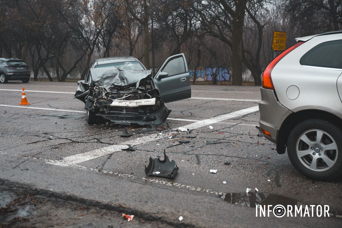 У Дніпрі навпроти АЗС "Юкон" на Запорізькому шосе Geely влетів у Volvo: рух ускладнено 5