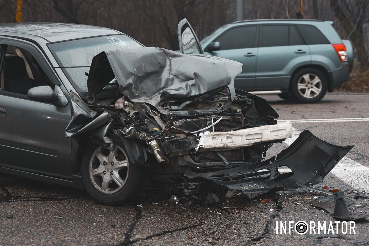 У Дніпрі навпроти АЗС "Юкон" на Запорізькому шосе Geely влетів у Volvo: рух ускладнено 4