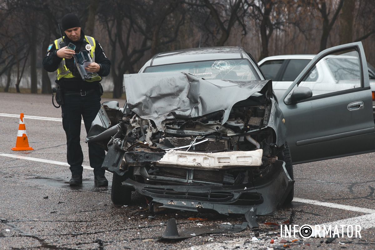 У Дніпрі навпроти АЗС "Юкон" на Запорізькому шосе Geely влетів у Volvo: рух ускладнено 3