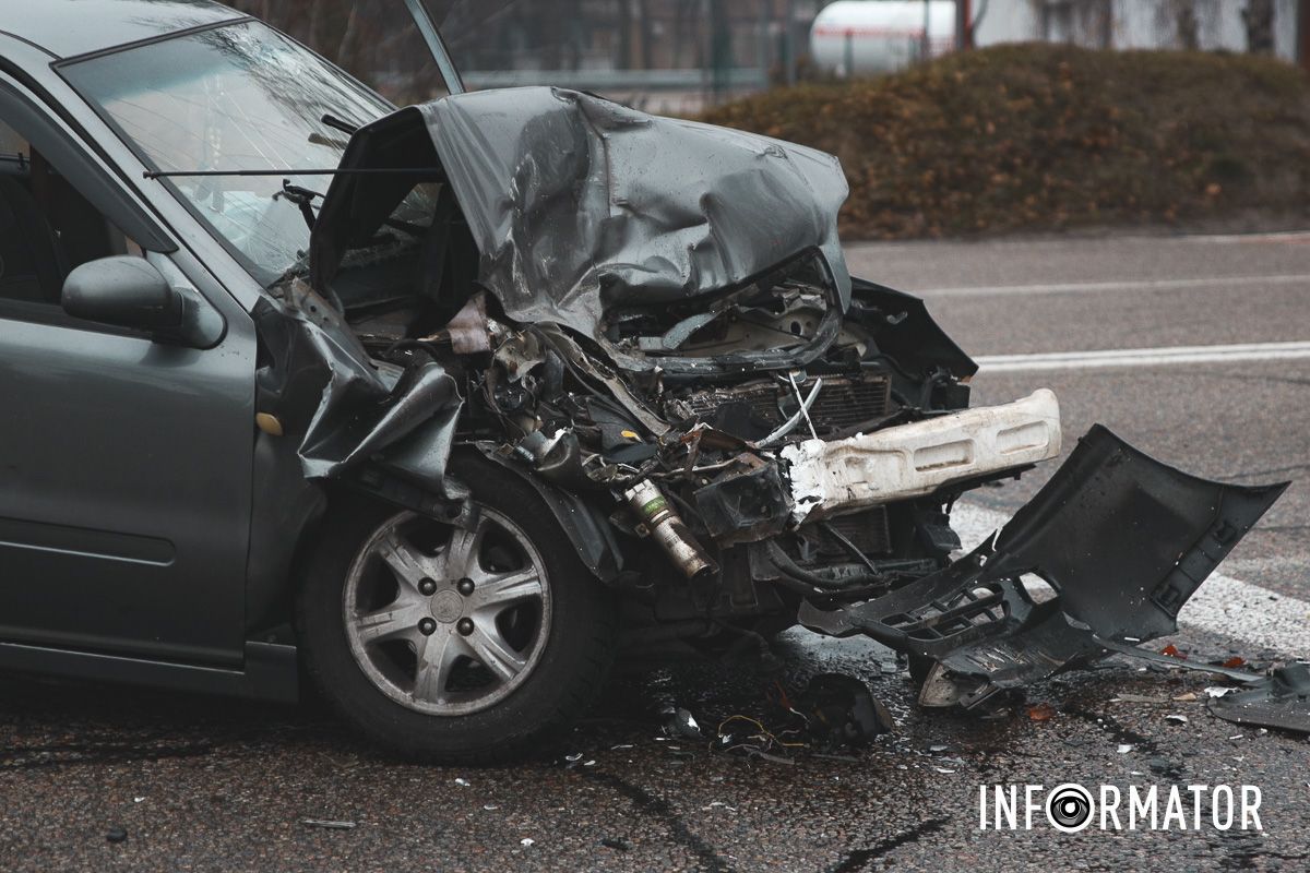 У Дніпрі навпроти АЗС "Юкон" на Запорізькому шосе Geely влетів у Volvo: рух ускладнено 2