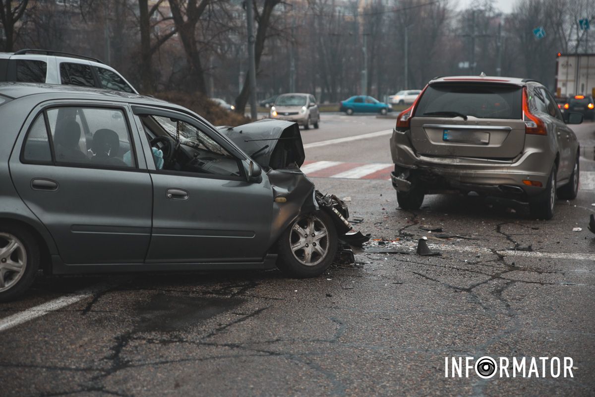 У Дніпрі навпроти АЗС "Юкон" на Запорізькому шосе Geely влетів у Volvo: рух ускладнено 1