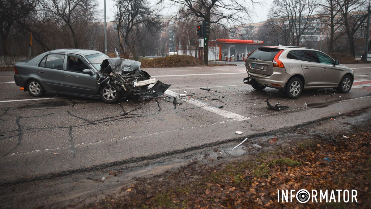 У Дніпрі навпроти АЗС "Юкон" на Запорізькому шосе Geely влетів у Volvo: рух ускладнено