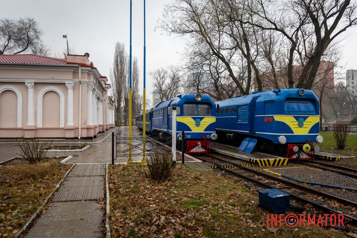 Поезда будут отправляться с 10:40 до 15:40 В Днепре в парке Глобы заработала детская железная дорога: сколько продлится зимний сезон 6