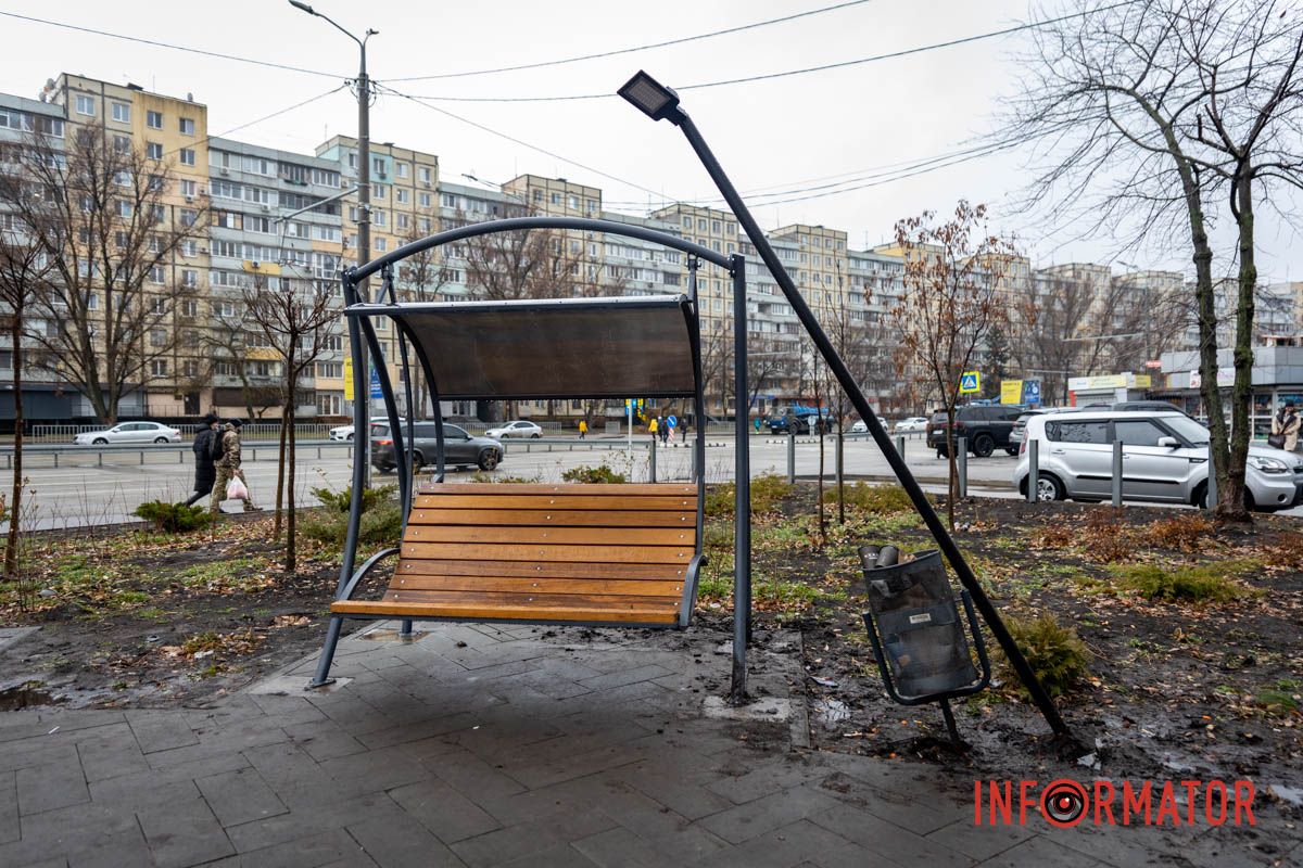 Там почти вырвали уличный светильник и пытались повредить мусорную урну