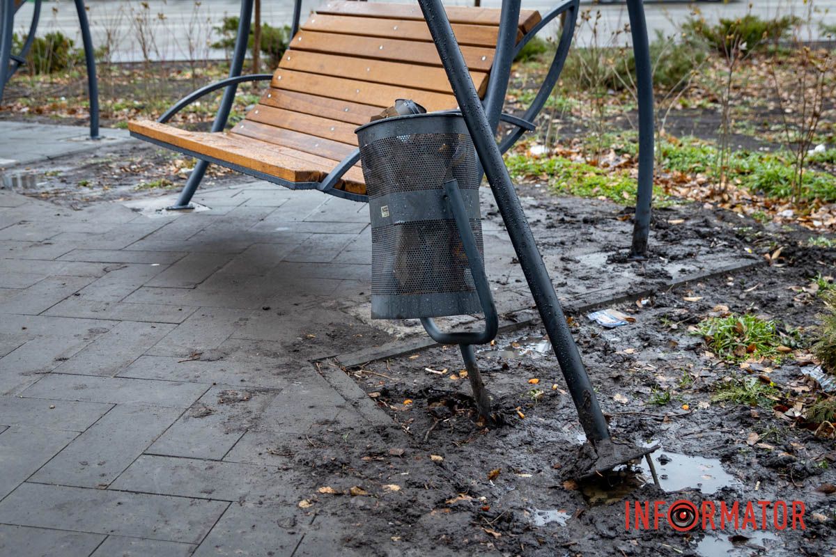 От рук вандалов пострадал сквер у дома №17