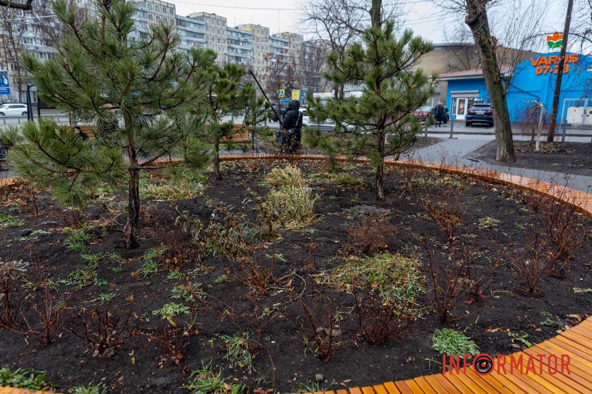 Следы вандализма в сквере на проспекте Героев