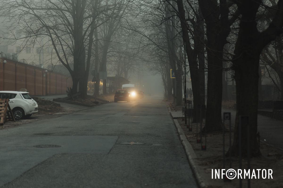 Город спрятался в густой дымке: Днепр накрыл непроглядный туман 18
