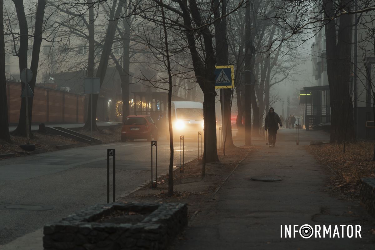 Город спрятался в густой дымке: Днепр накрыл непроглядный туман 16