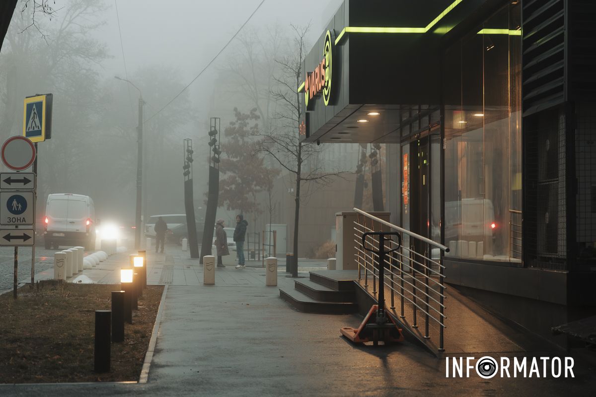 Город спрятался в густой дымке: Днепр накрыл непроглядный туман 17