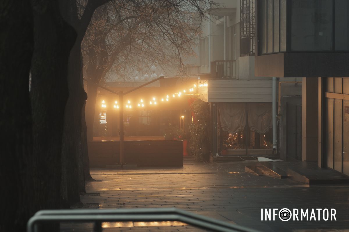 Город спрятался в густой дымке: Днепр накрыл непроглядный туман 21