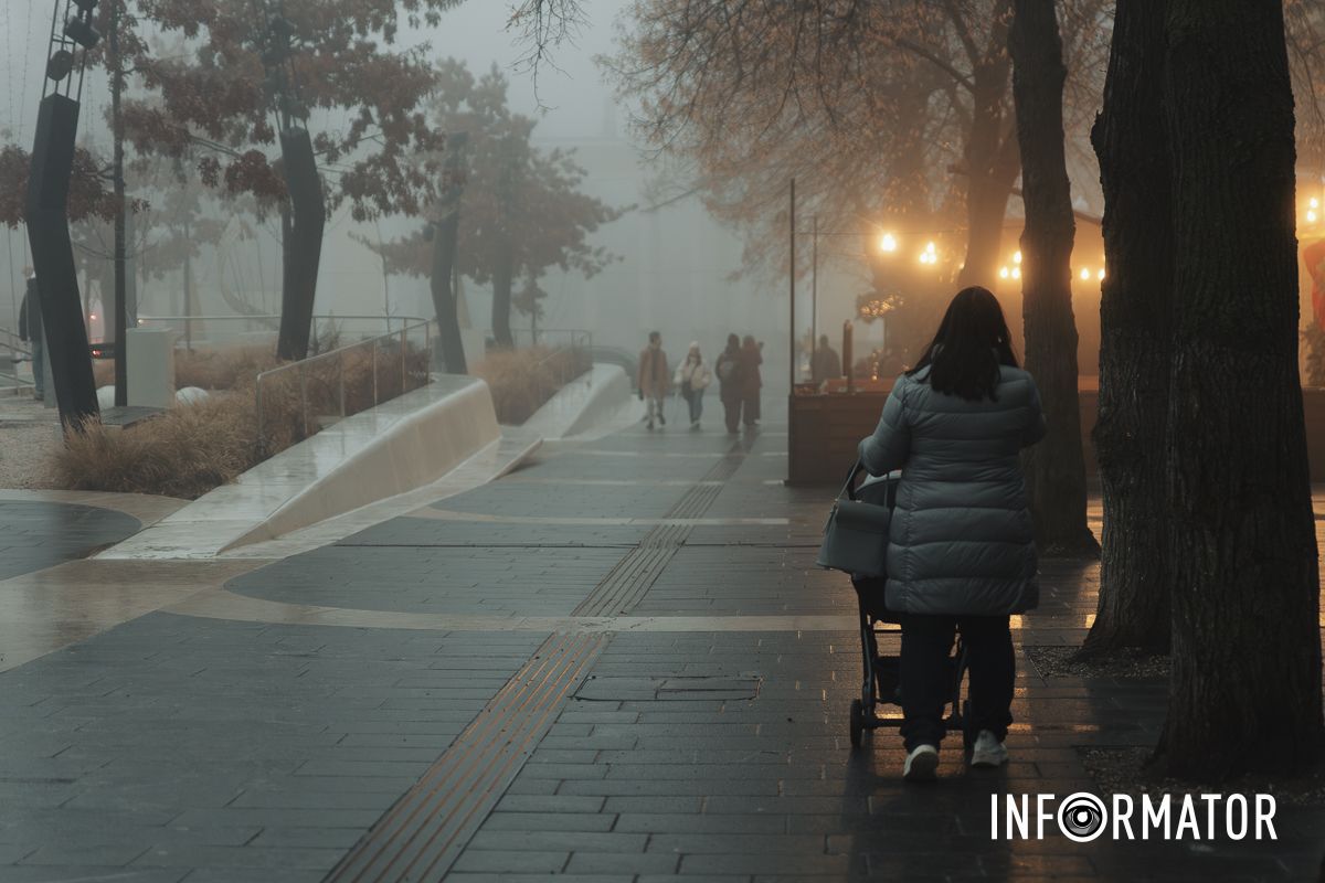 Город спрятался в густой дымке: Днепр накрыл непроглядный туман 1