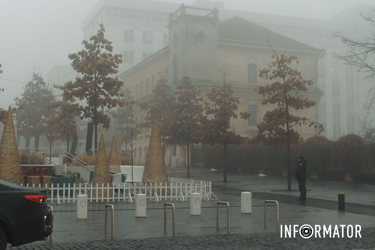 Город спрятался в густой дымке: Днепр накрыл непроглядный туман 7