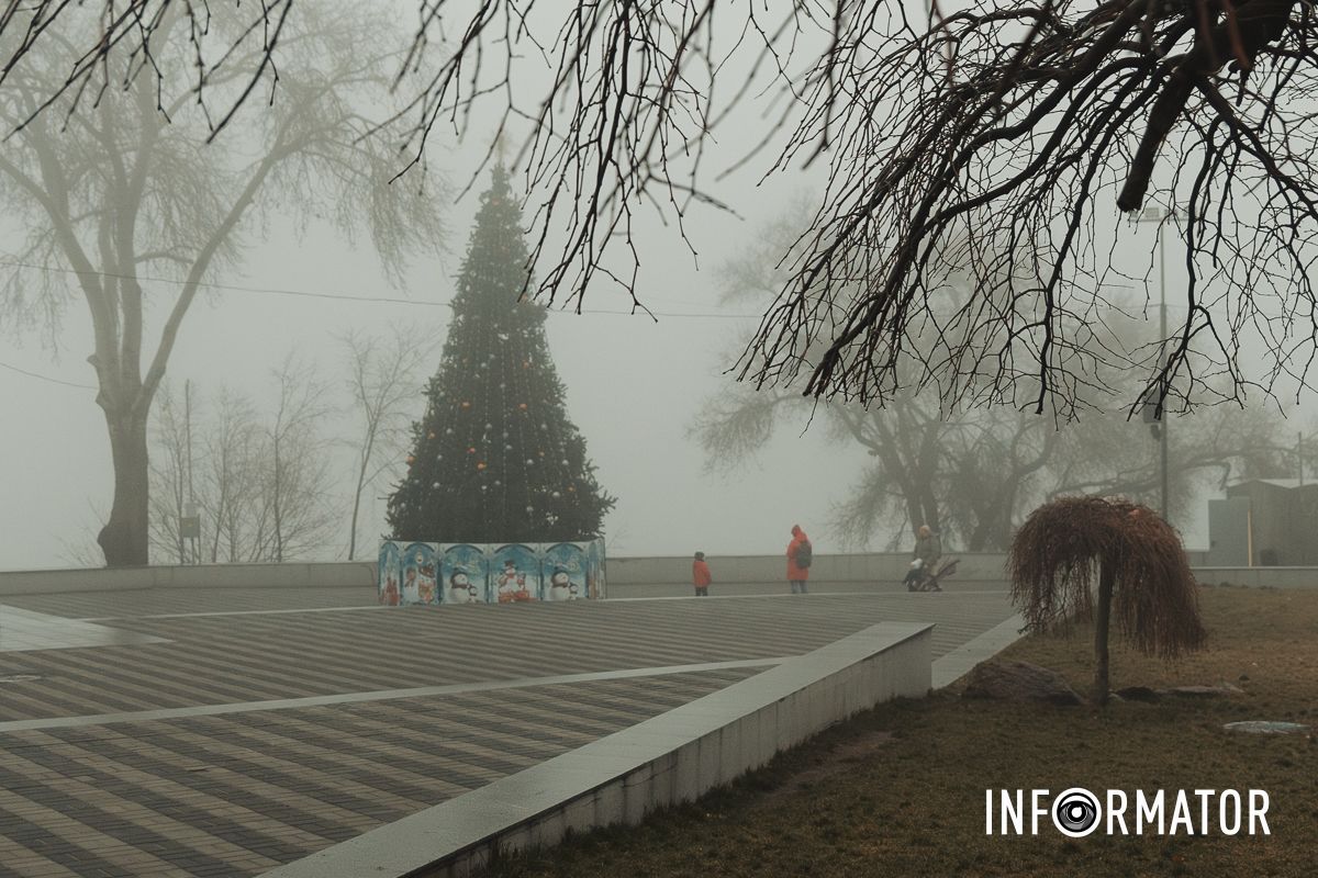 Город спрятался в густой дымке: Днепр накрыл непроглядный туман 11