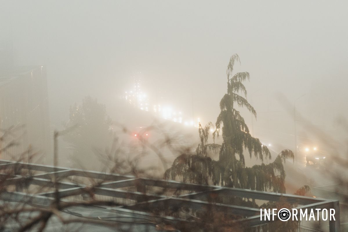 Город спрятался в густой дымке: Днепр накрыл непроглядный туман 13