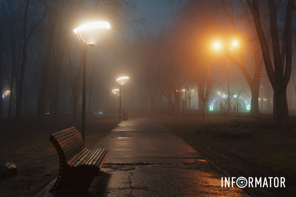 Город спрятался в густой дымке: Днепр накрыл непроглядный туман 22