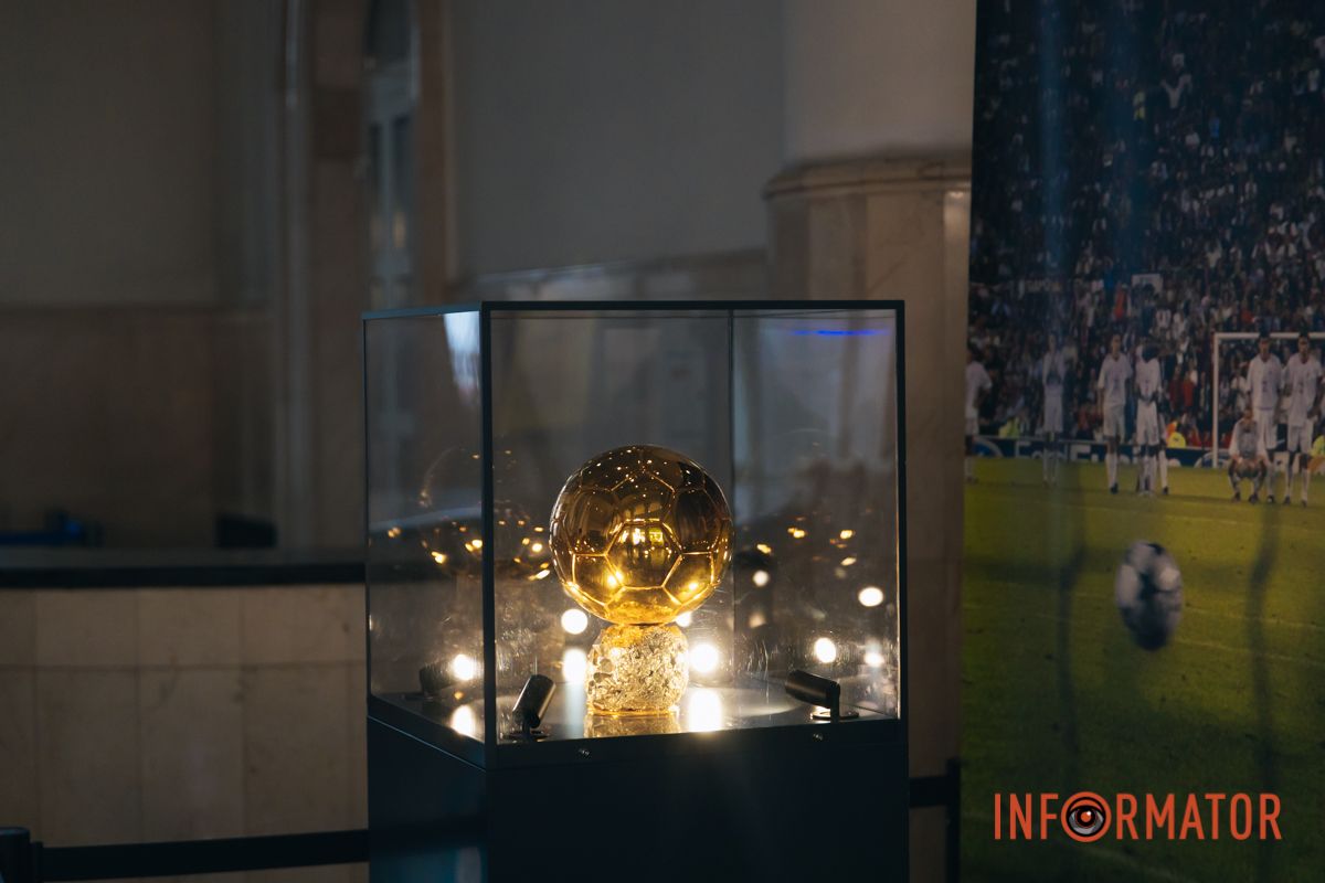 До Дніпра привезли нагороду “Золотий м’яч" Андрія Шевченка
