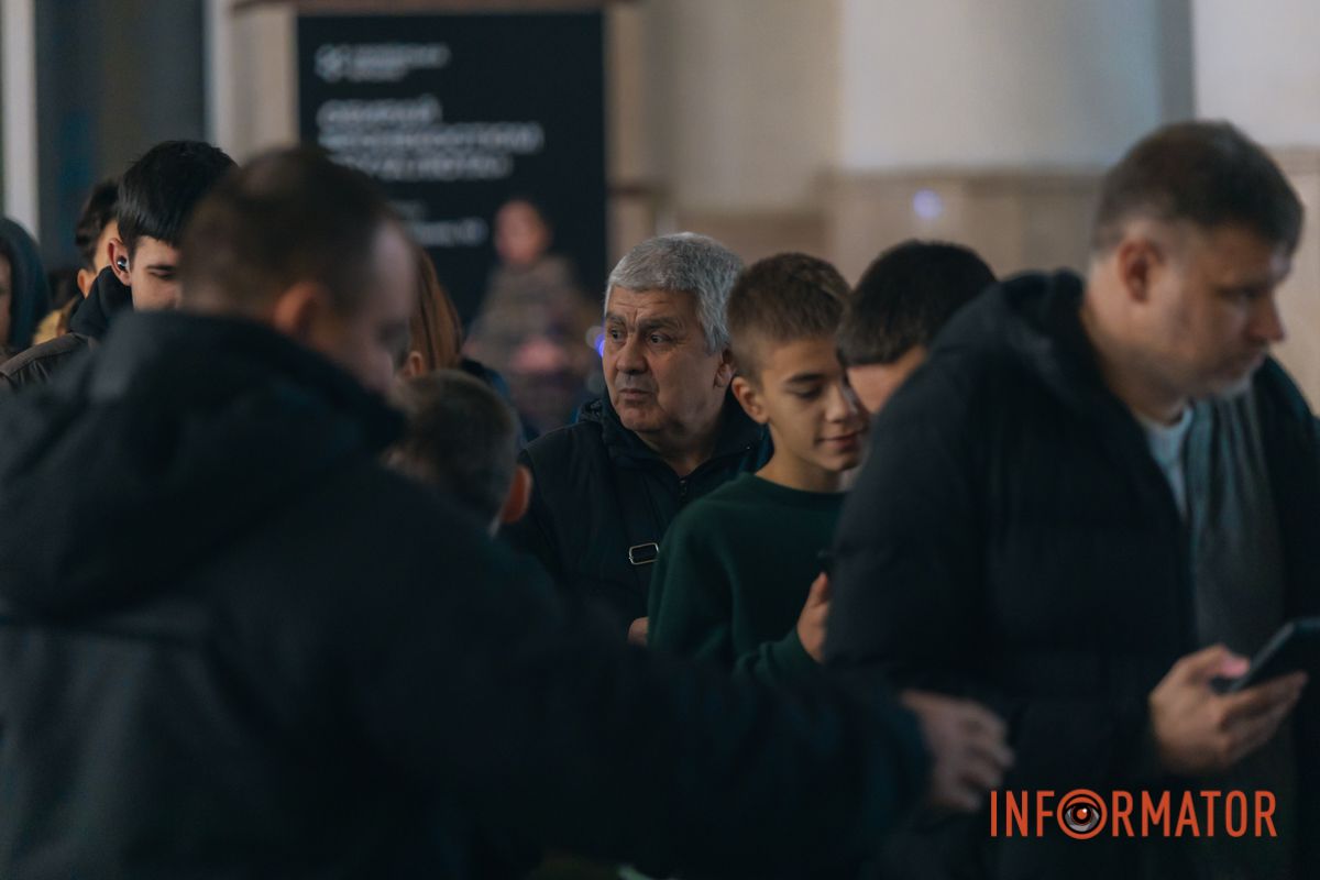 Люди вишуковувались у чергу, щоб подивитись на "Золотий м'яч" 