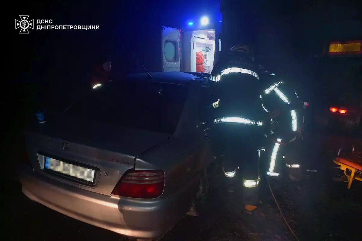 Надзвичайники дістали травмованого водія 1980 року народження з Honda та передали медичним працівникам Надзвичайники дістали травмованого водія 1980 року народження з Honda та передали медичним працівникам