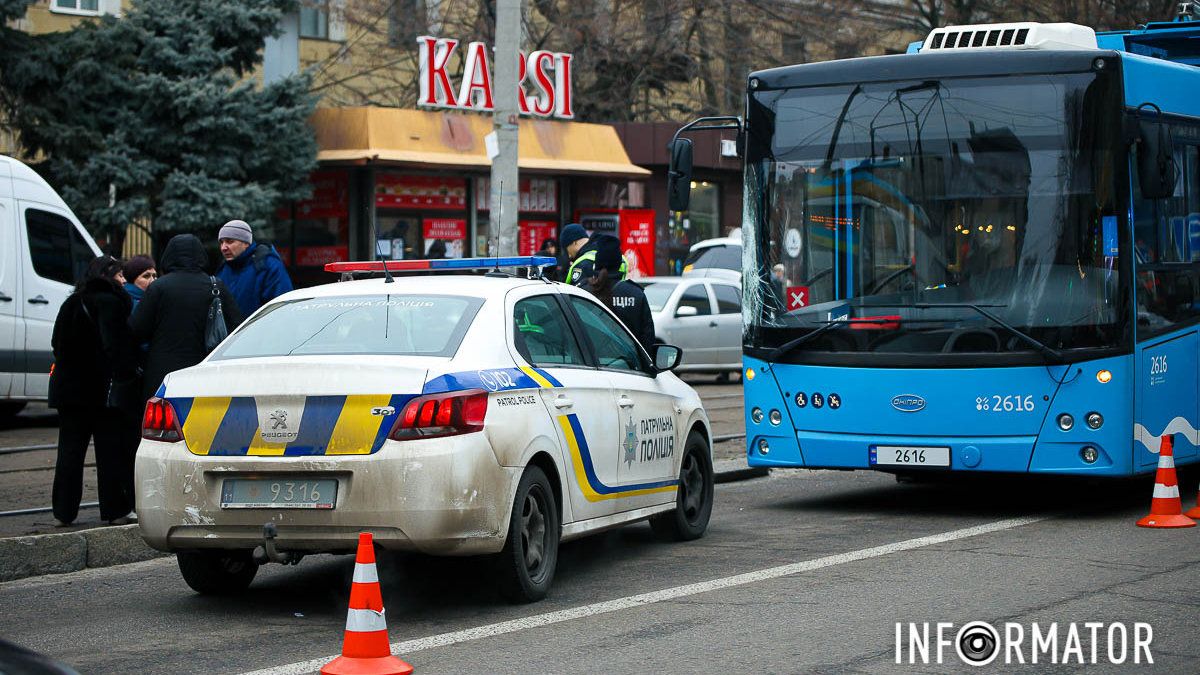 У Дніпрі біля «Нагорки» чоловік загинув під колесами тролейбуса