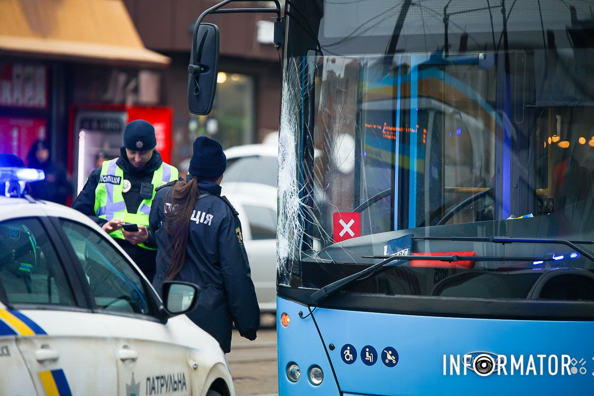 У Дніпрі біля «Нагорки» чоловік загинув під колесами тролейбуса 6