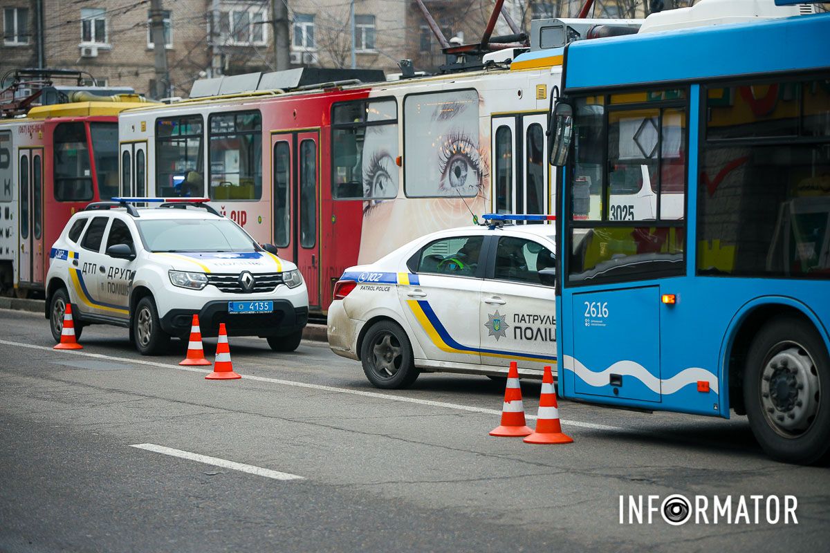 У Дніпрі біля «Нагорки» чоловік загинув під колесами тролейбуса 3