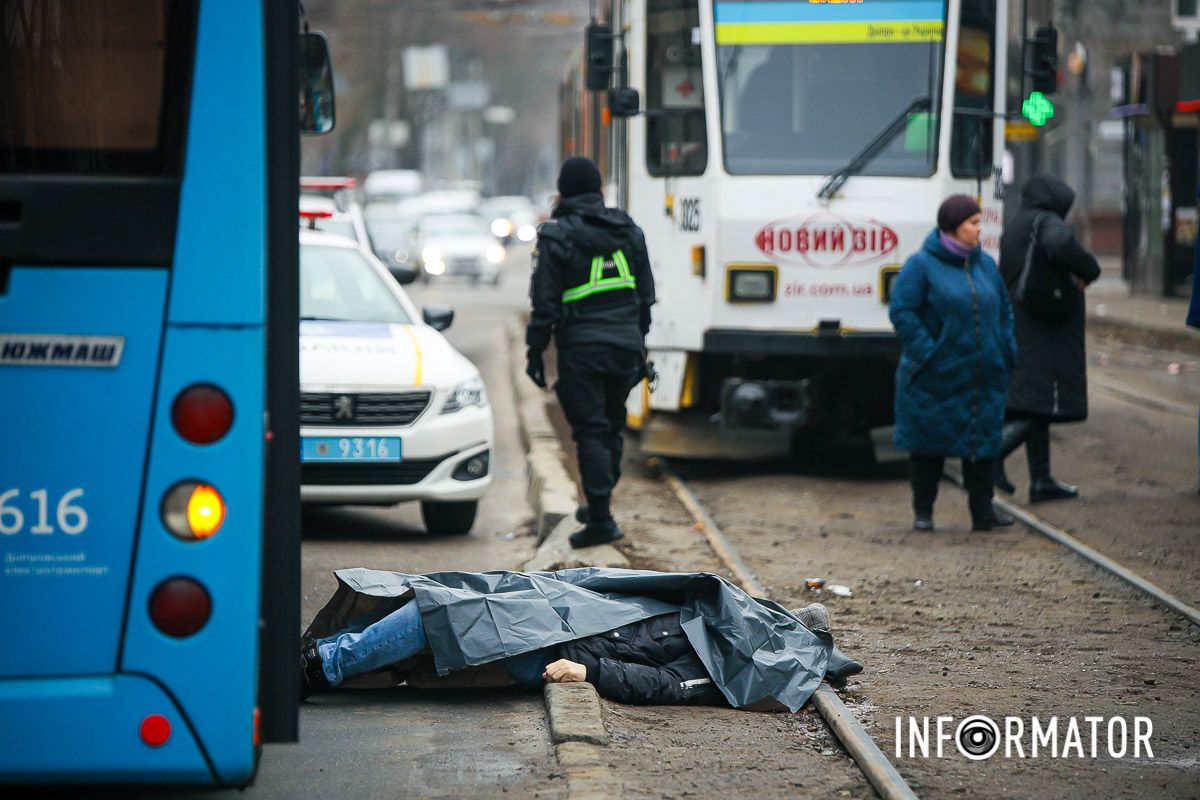 У Дніпрі біля «Нагорки» чоловік загинув під колесами тролейбуса 11
