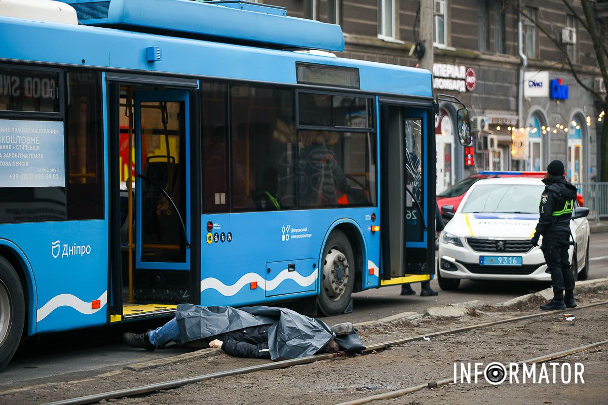 У Дніпрі біля «Нагорки» чоловік загинув під колесами тролейбуса 8