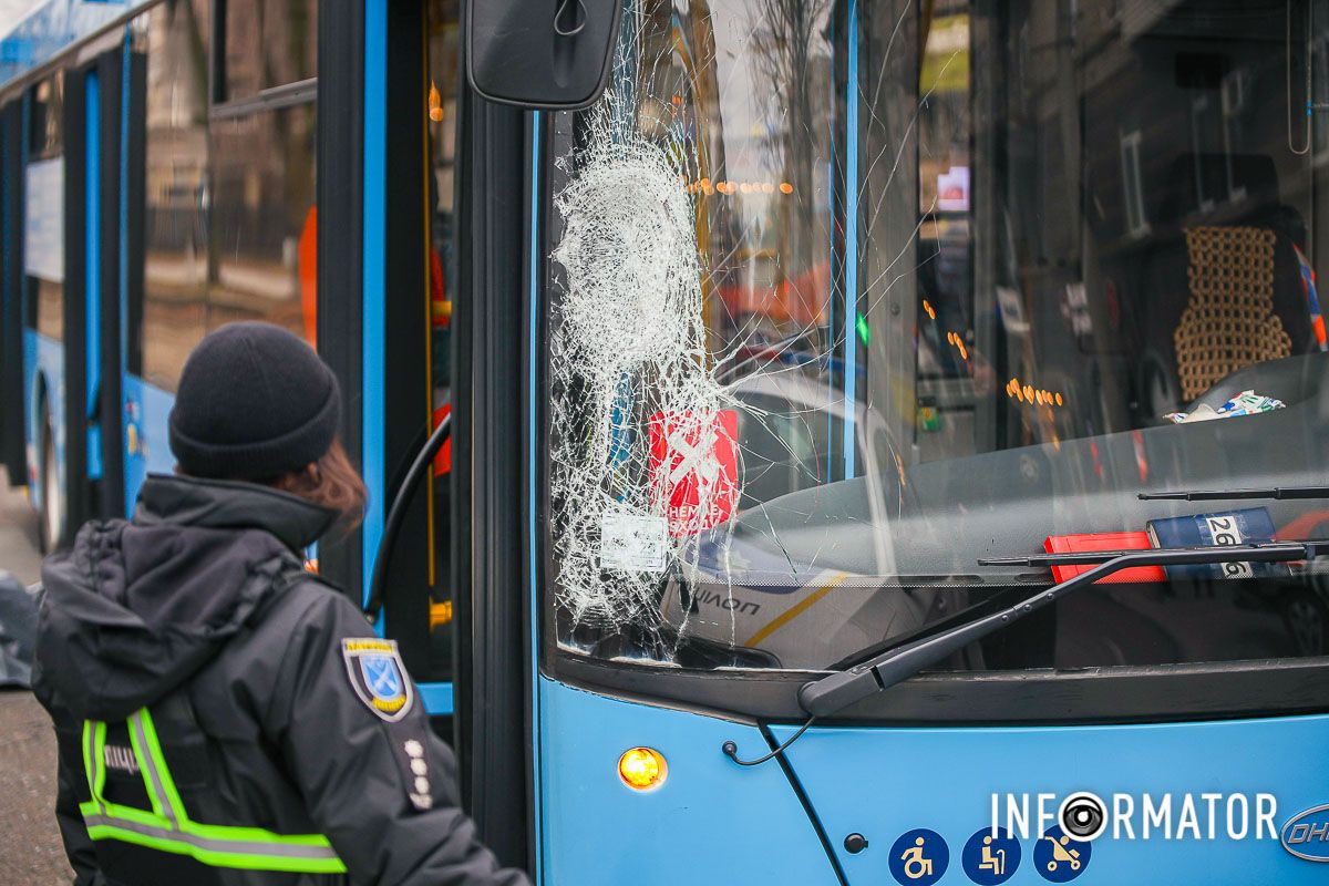 У Дніпрі біля «Нагорки» чоловік загинув під колесами тролейбуса 1