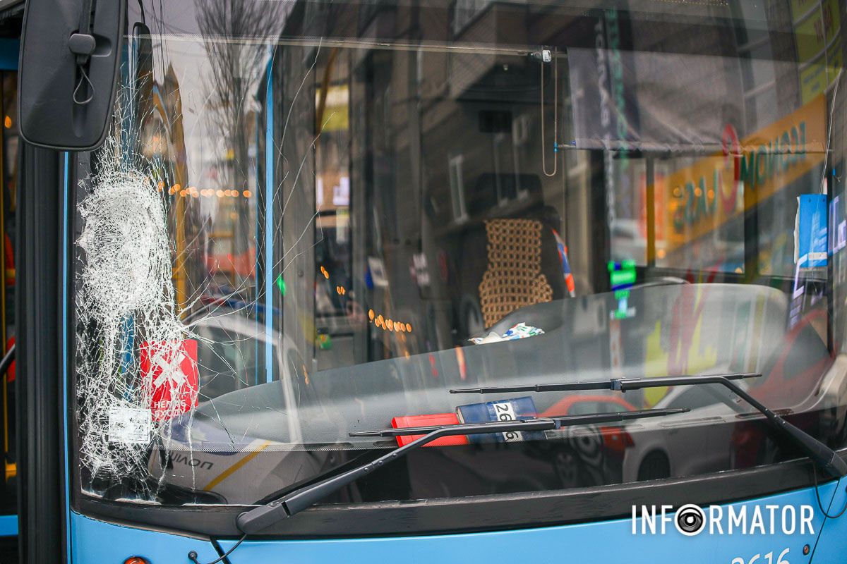 У Дніпрі біля «Нагорки» чоловік загинув під колесами тролейбуса 10