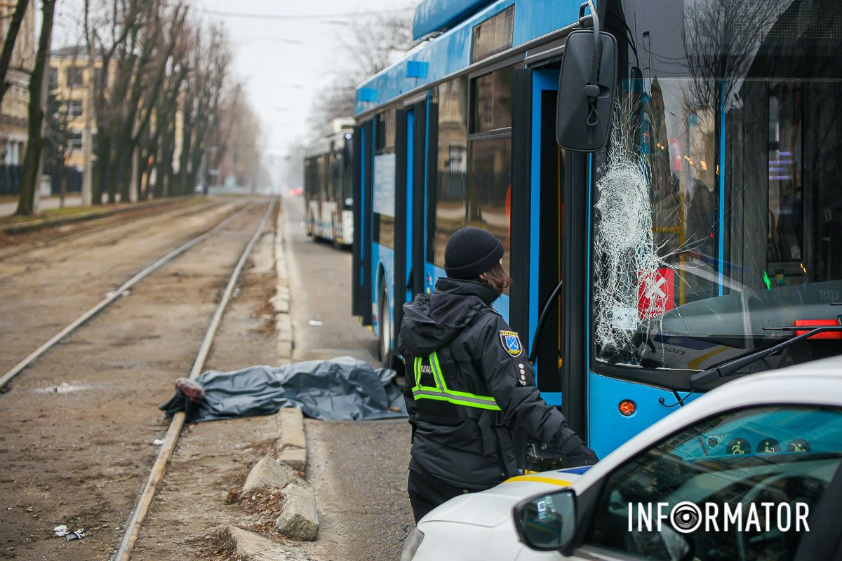 У Дніпрі біля «Нагорки» чоловік загинув під колесами тролейбуса 5