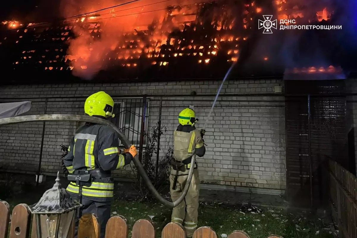 Пылала крыша двухэтажного дома и домашнее имущество внутри Пылала крыша двухэтажного дома и домашнее имущество внутри