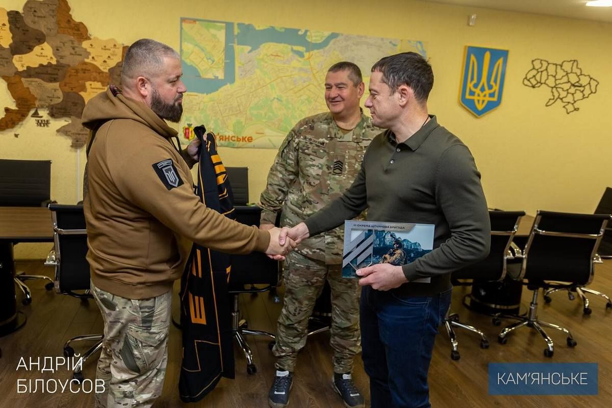 Встреча с военными 3-й штурмовой бригады прошла в Каменском Мэру Каменского вручили боевое знамя 3-й штурмовой бригады 1