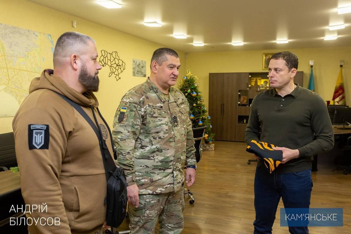 Андрей Билоусов получил боевое знамя бригады Мэру Каменского вручили боевое знамя 3-й штурмовой бригады 2