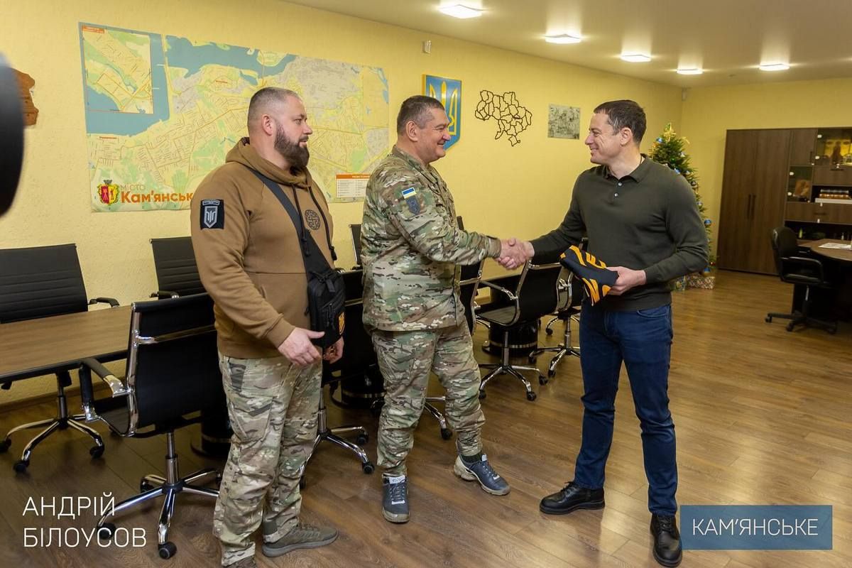С главным сержантом Геннадием Бутенко и главным сержантом Сергеем Сусловичем Мэру Каменского вручили боевое знамя 3-й штурмовой бригады 3