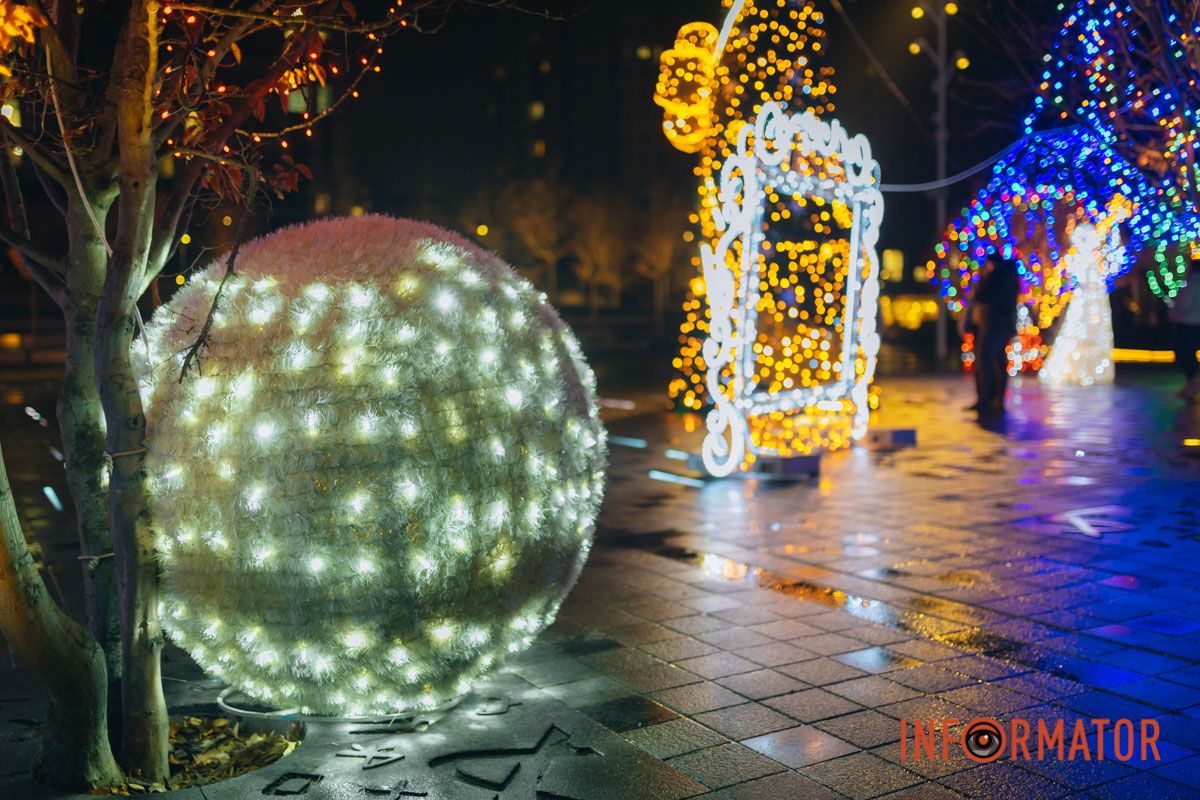 Дніпро в сяйві святкових вогнів