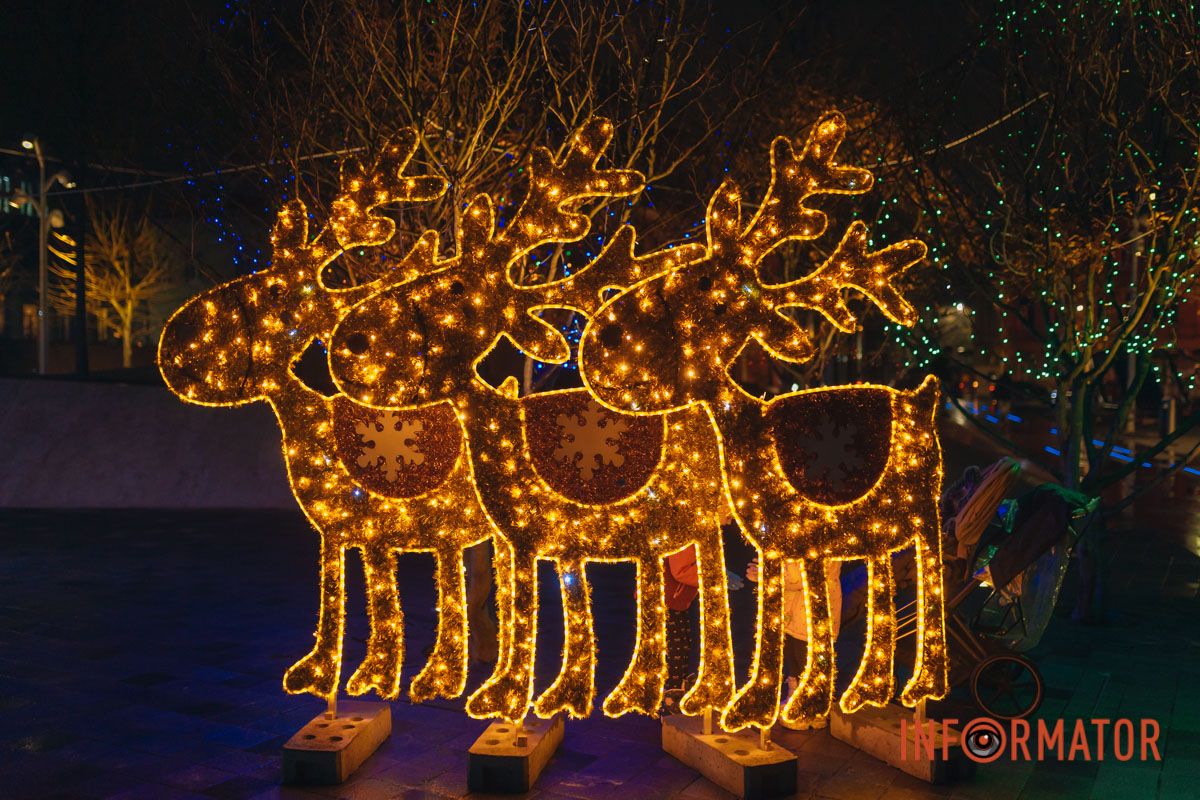 Новорічні прикраси роблять Дніпро ще красивішим