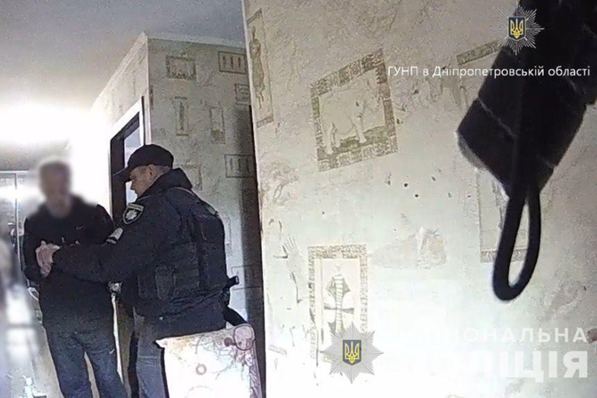 У Нікополі в одній з квартир сталося вбивство: підозрюваного на місці події заскочили поліцейські 3