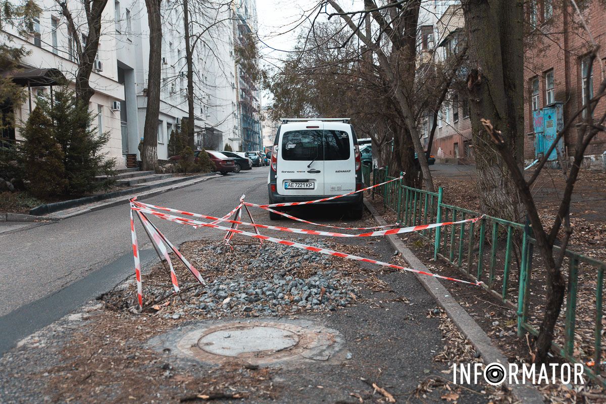 Пізніше автівку дістали з дірки й невдовзі навіть приїжджали комунальні служби