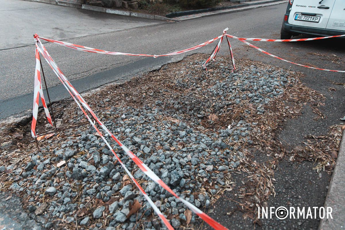 Однак після роботи комунальників яма стала ще більшою, після роботи техніки її засипали щебенем і просто залишили