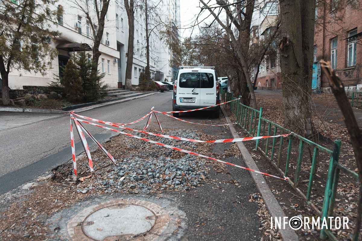 Пізніше автівку дістали з дірки й невдовзі навіть приїжджали комунальні служби