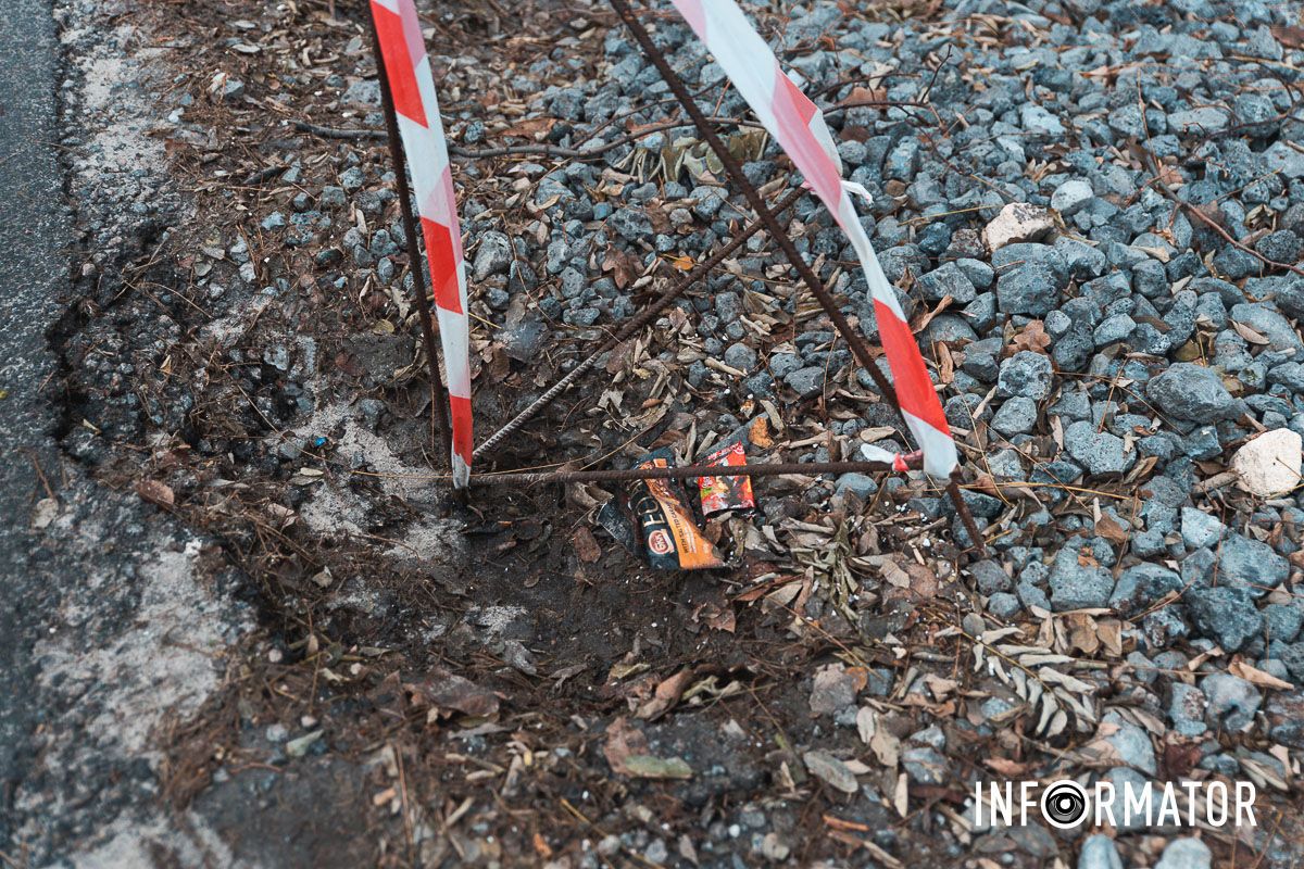 По периметру розритої ями встановили сталеві прути й натягнули на них стрічку