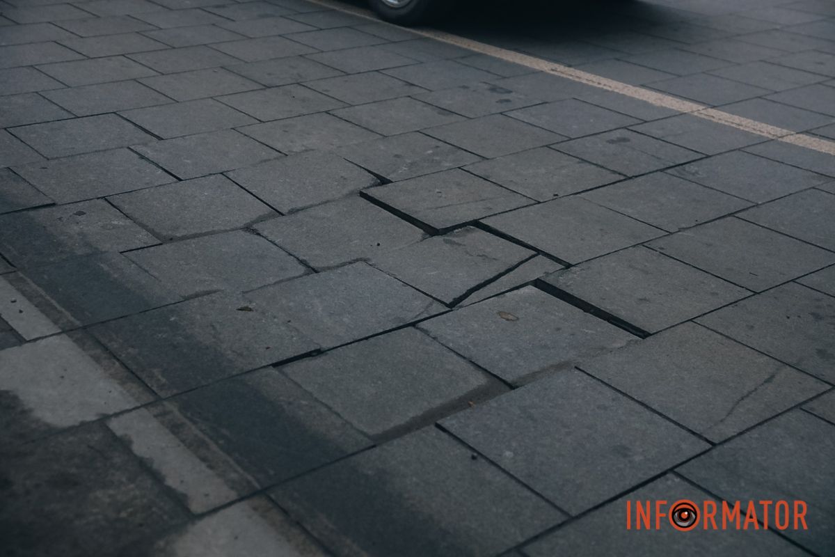 В Днепре на площади Соборной начали разрушаться 