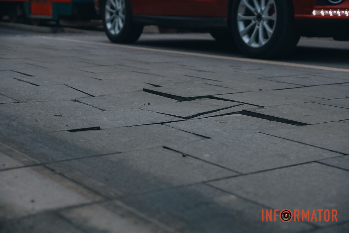 В Днепре на площади Соборной начали разрушаться 