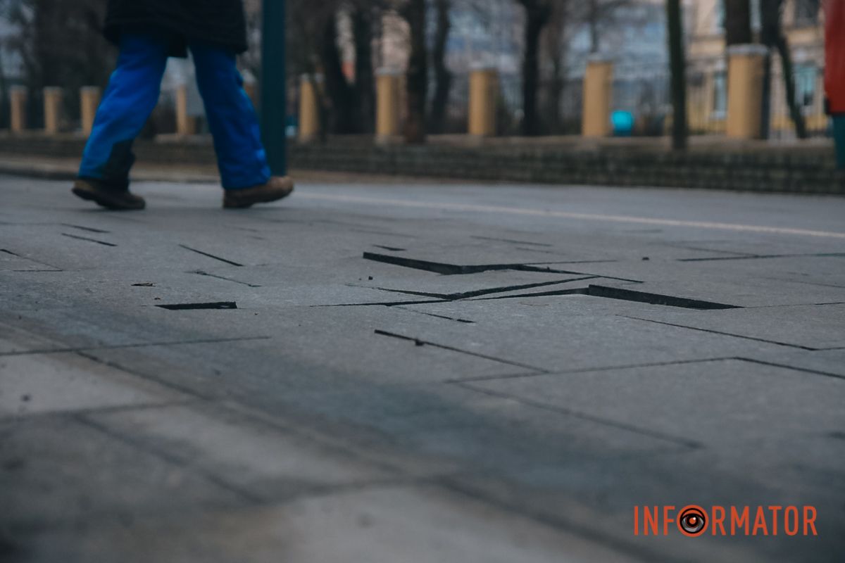 В Днепре на площади Соборной начали разрушаться 