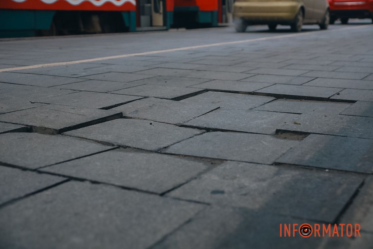 В Днепре на площади Соборной начали разрушаться 