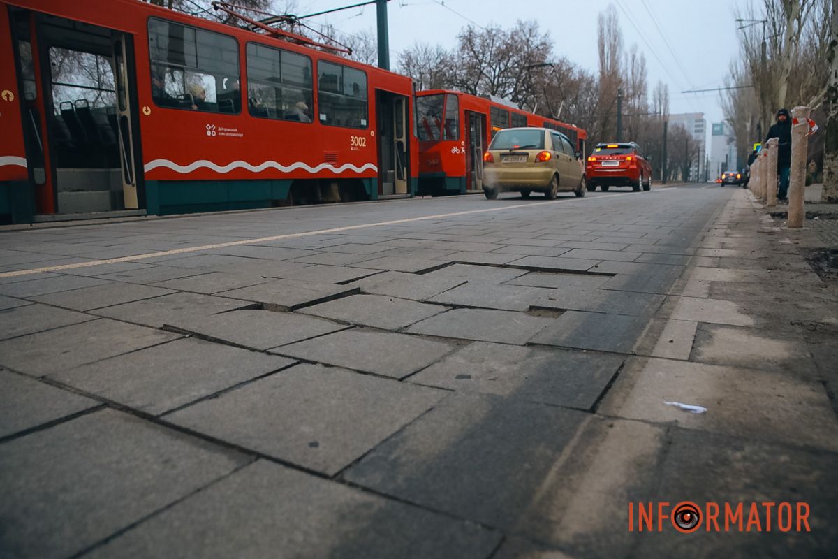 В Днепре на площади Соборной начали разрушаться 